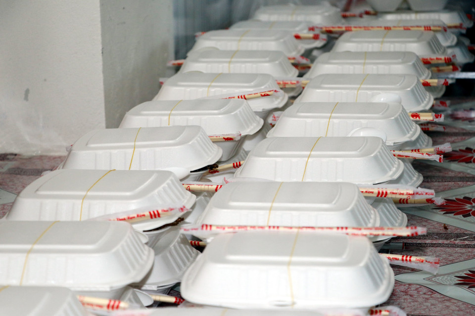 Các suất ăn đảm bảo đủ chất, an toàn vệ sinh thực phẩm chuản bị chuyển tới cán bộ chiến sỹ, lực lượng y tế đang làm nhiệm vụ và các trường hợp F1 cách ly, theo dõi sức khỏe tại cơ sở cách ly tập trung huyện Trực Ninh (Nam Định). (Ảnh: Nguyễn Lành/TTXVN)