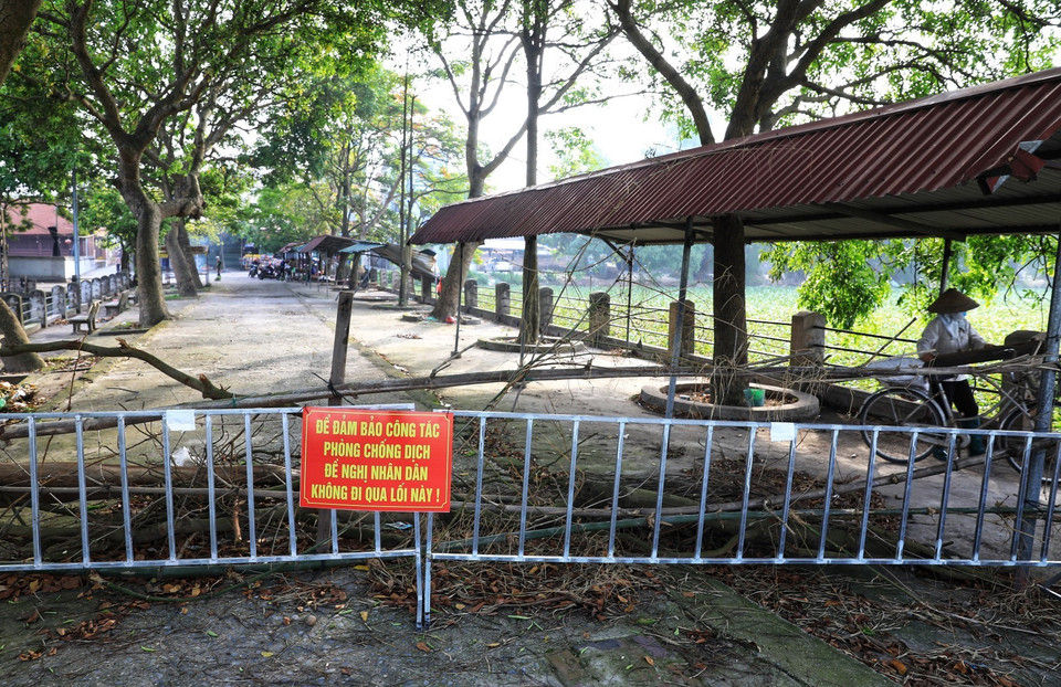 Nhiều con đường dẫn vào các thôn xã Vân Hà, huyện Đông Anh được chốt cứng bằng hàng rào. (Ảnh: Thành Đạt/TTXVN)