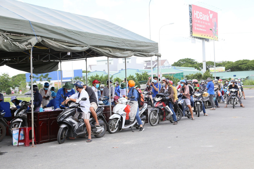 Hình ảnh chiến sỹ áo xanh tại các chốt kiểm soát phòng, chống dịch thành phố Cần Thơ. (Ảnh: Ánh Tuyết/TTXVN)