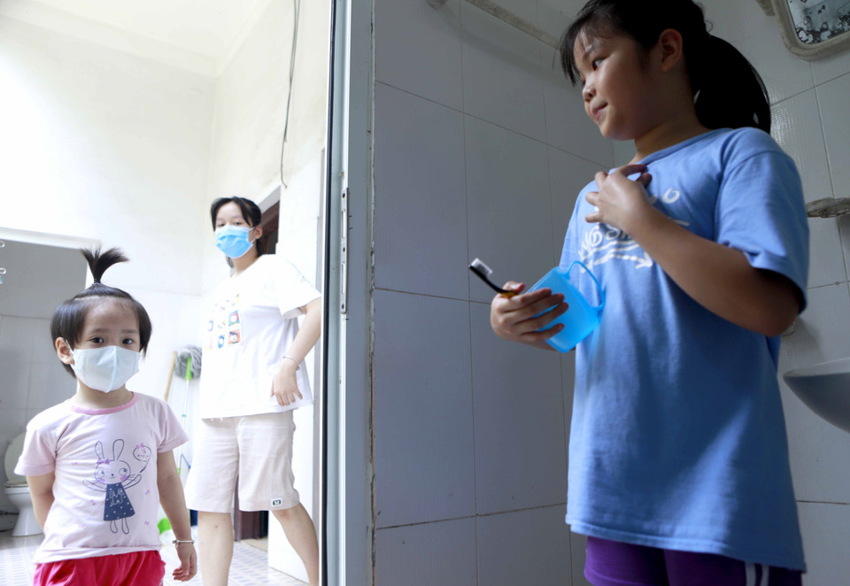 Là khu nhà của quân độ, hai phòng cách ly được thiết kế một phòng vệ sinh dùng chung. (Ảnh: Hoàng Hùng/TTXVN)