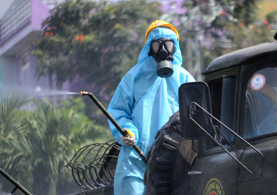 Lực lượng Hóa Học (Quân khu 5) tiến hành phun xịt khử khuẩn, phòng chống dịch COVID-19. (Ảnh: Quốc Dũng/ TTXVN)