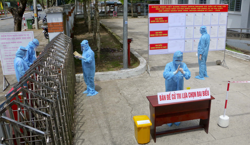 Tổ chức bầu cử tại khu cách ly tập trung, bệnh viện, cơ sở y tế. (Ảnh: Duy Khương/TTXVN)