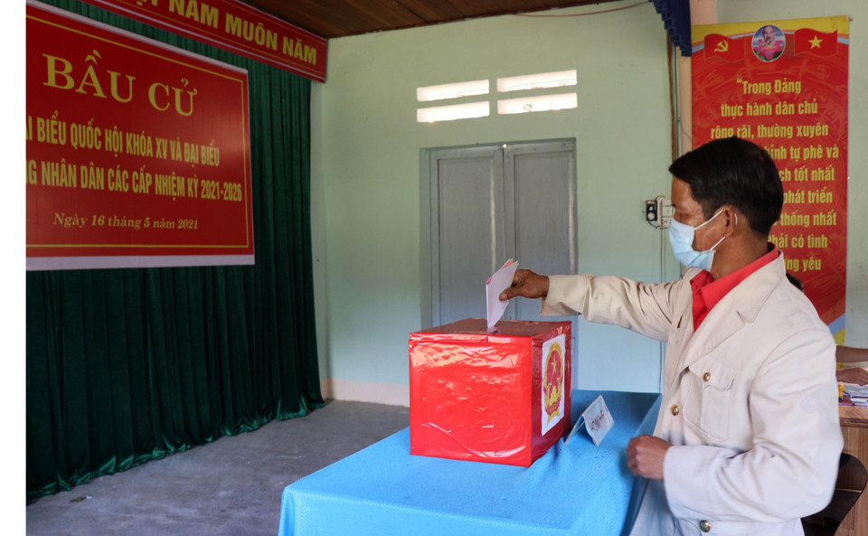 Cử tri xã biên giới La Êê bỏ phiếu bầu đại biểu Quốc hội và Hội đồng nhân dân các cấp nhiệm kỳ 2021-2026. (Ảnh: Trần Tĩnh/TTXVN)