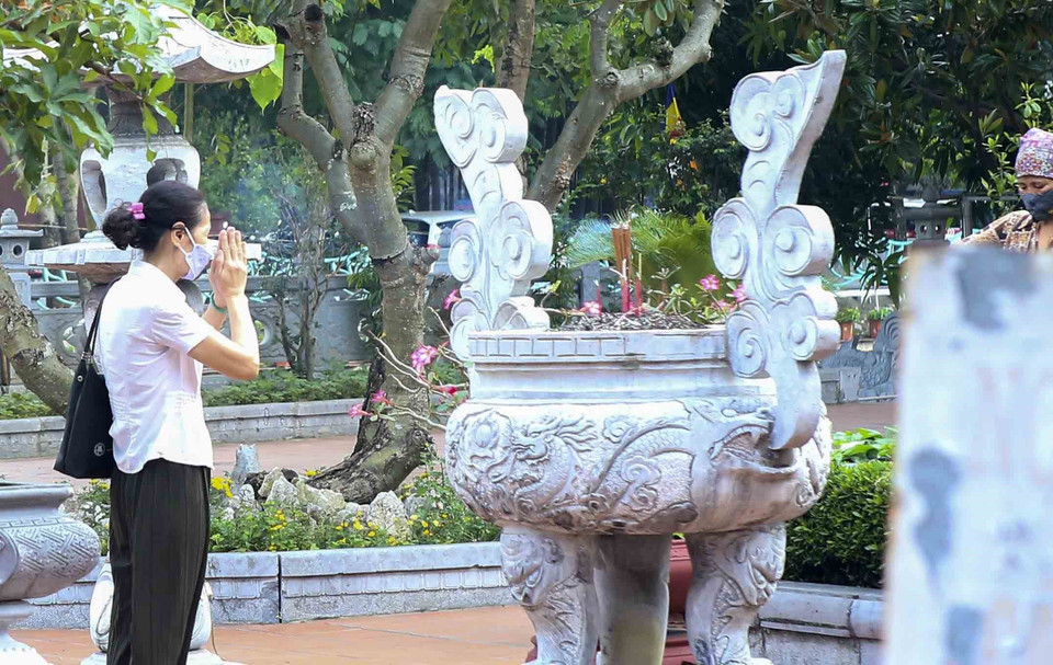 Một số chùa vẫn mở cửa cho một số ít người dân vào lễ. (Ảnh: Tuấn Đức/TTXVN)