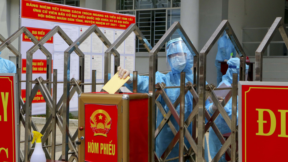 Tình huống cử tri là nhân viên y tế bỏ phiếu bầu tại khu cách ly tập trung, bệnh viện, cơ sở y tế. (Ảnh: Duy Khương/TTXVN)