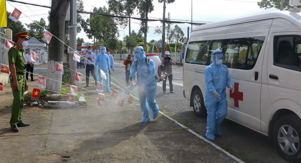 Phun hóa chất khử khuẩn tại khu vực bỏ phiếu cố định sau khi phát hiện trường hợp có thân nhiệt cao phải cách ly. (Ảnh: Duy Khương/TTXVN)