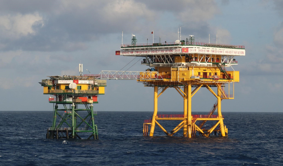 Cờ Tổ quốc tung bay phấp phới trên nóc nhà giàn DK1/8 – Trạm dịch vụ Kinh tế - Khoa học kỹ thuật Quế Đường giữa biển Đông. (Ảnh: Sỹ Tuyên/TTXVN)