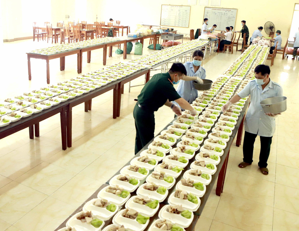 Mỗi ngày Trung đoàn 834 phục vụ hàng trăm xuất ăn đảm bảo an toàn thực phẩm cho cư dân khu cách ly. (Ảnh: Hoàng Hùng/TTXVN)