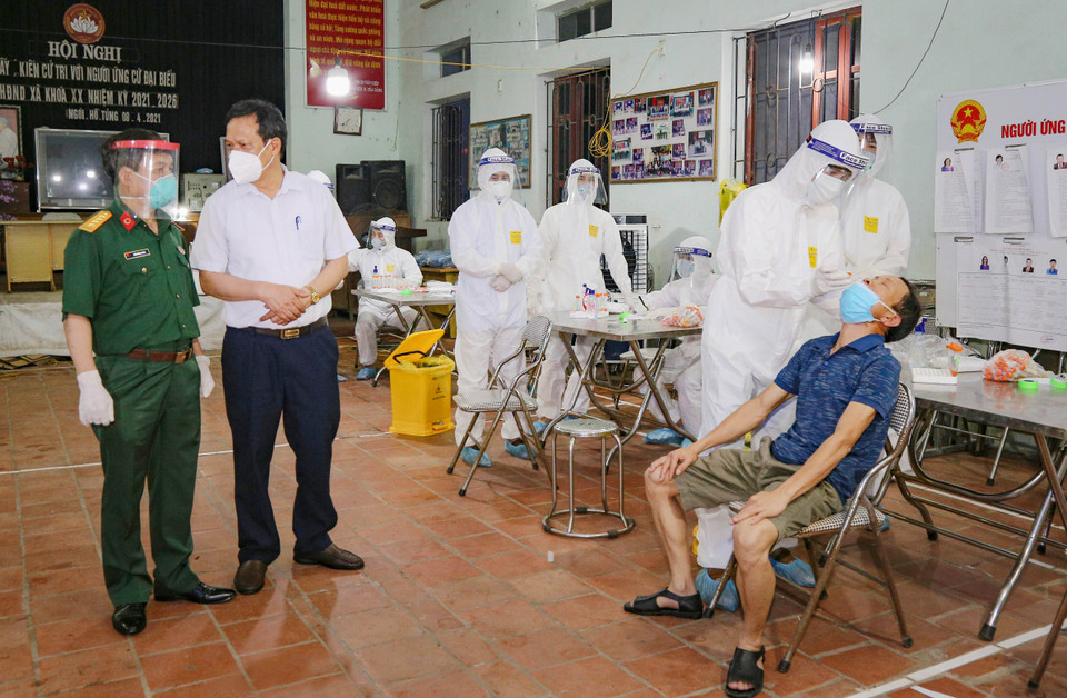 Lực lượng y, bác sỹ Bệnh viện Quân y 110 tiến hành lấy mẫu xét nghiệm COVID-19 đối với nhân dân xã Mão Điền, huyện Thuận Thành, tỉnh Bắc Ninh. (Ảnh: Hoàng Nguyên-Bùi Hiệp/Vietnam+)