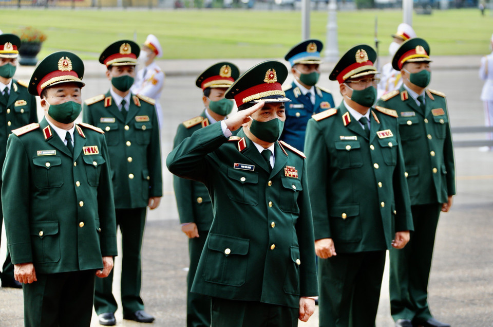 Đoàn đại biểu Quân ủy Trung ương và Bộ Quốc phòng tưởng niệm Chủ tịch Hồ Chí Minh. (Ảnh: Dương Giang/TTXVN)
