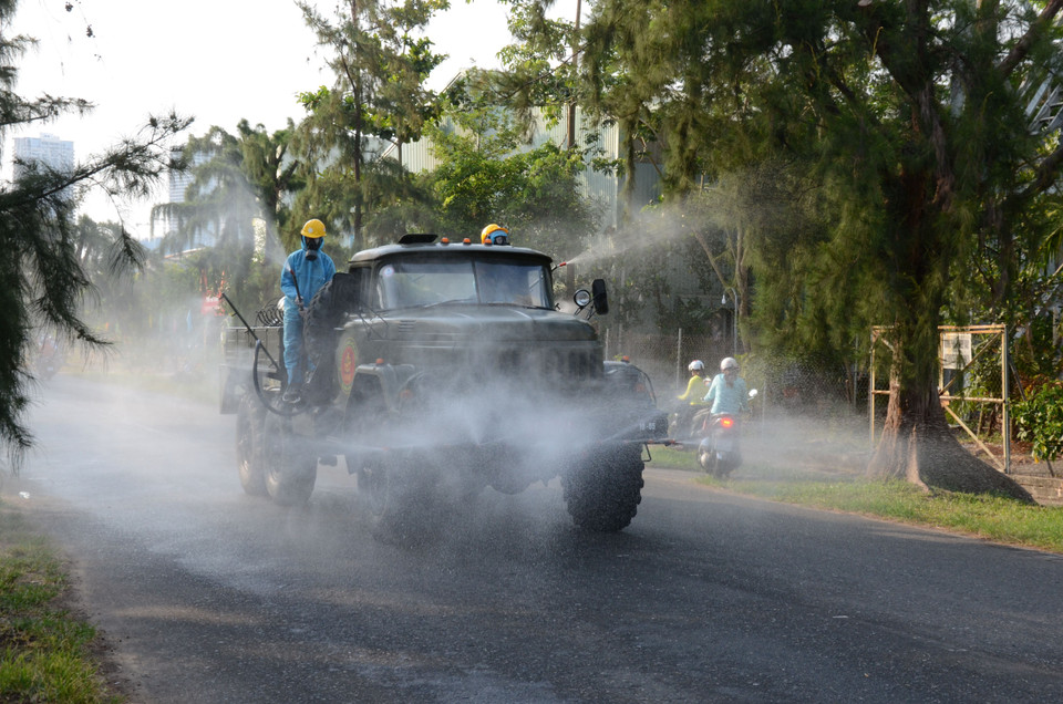Tiểu đoàn Phòng hóa 78 (Quân khu V) phun xịt khử khuẩn tại Khu công nghiệp An Đồn, Đà Nẵng. (Ảnh: Quốc Dũng/TTXVN)