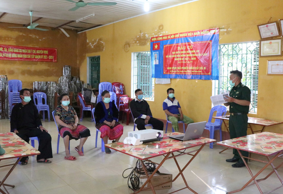 Bộ đội Biên phòng tỉnh Điện Biên dùng máy chiếu để tuyên truyền cho người dân đồng bào dân tộc Mông tại địa bàn biên giới xã Mường Pồn (huyện Điện Biên, tỉnh Điện Biên). (Ảnh: Xuân Tiến/TTXVN)