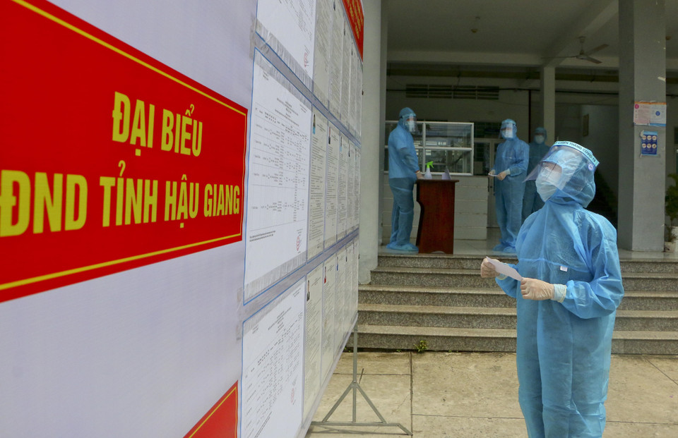 Cử tri là nhân viên y tế trước khi bỏ phiếu bầu tại khu cách ly tập trung, bệnh viện, cơ sở y tế. (Ảnh: Duy Khương/TTXVN)