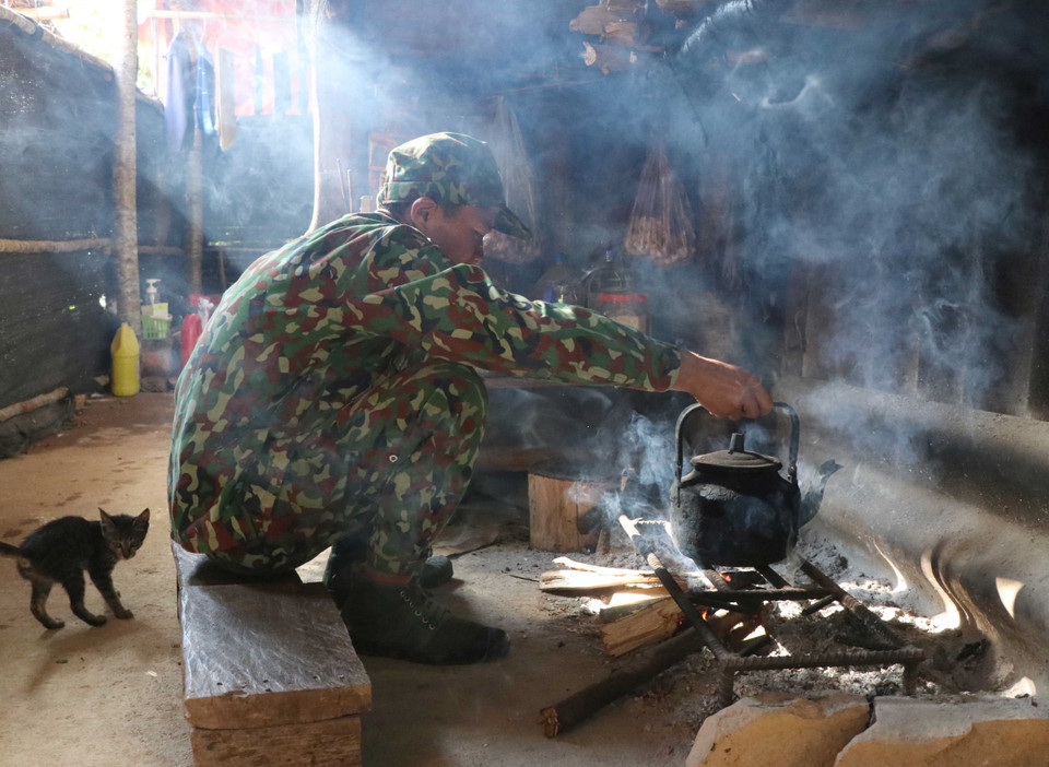Sinh hoạt của các chiến sỹ biên phòng công tác tại các chốt phòng chống dịch đều thực hiện đúng nội quy, giờ giấc. (Nguồn: TTXVN)