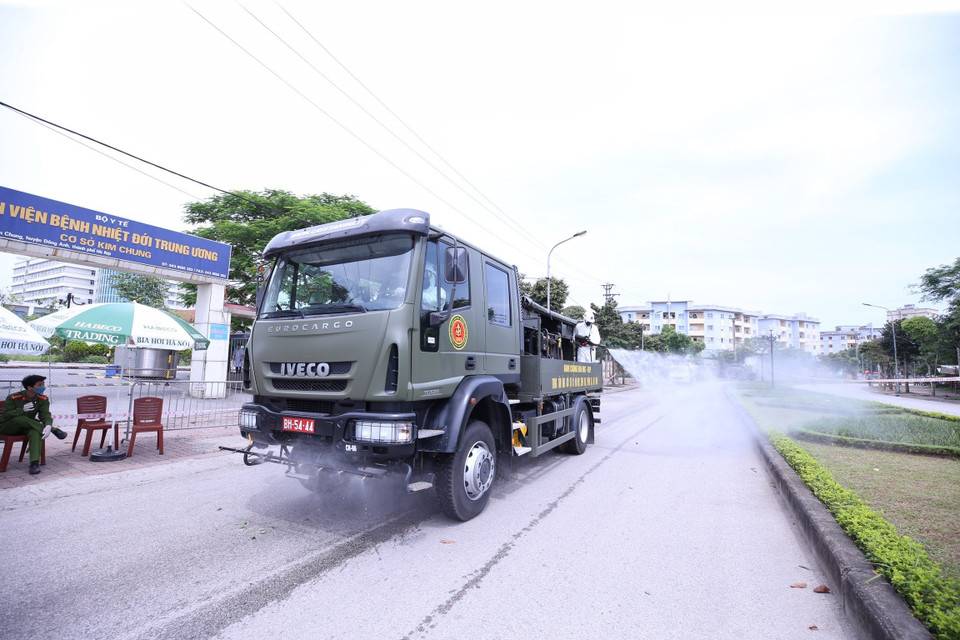 Bộ đội hóa học phun thuốc khử trùng Bệnh viện Bệnh Nhiệt đới Trung ương cơ sở Đông Anh. (Ảnh: Minh Đức/TTXVN)