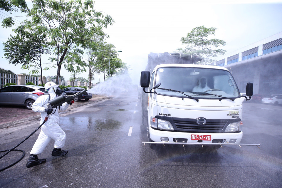 Bộ đội hóa học phun thuốc khử trùng Bệnh viện Bệnh Nhiệt đới Trung ương cơ sở Đông Anh. (Ảnh: Minh Đức/TTXVN)