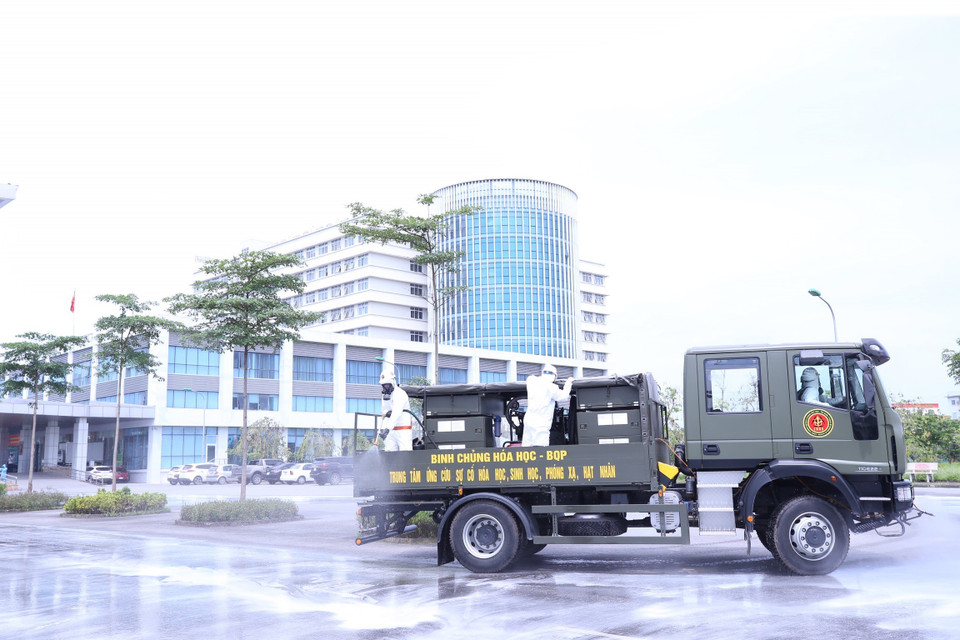 Bộ đội hóa học phun thuốc khử trùng Bệnh viện Bệnh Nhiệt đới Trung ương cơ sở Đông Anh. (Ảnh: Minh Đức/TTXVN)
