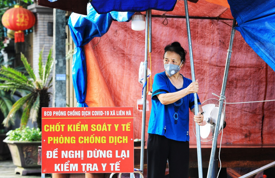 Lực lượng tình nguyện viên gác chốt là các bà, các mẹ trong hội Phụ nữ chưa một phút bỏ vị trí đảm bảo công tác phòng chống dịch. (Ảnh: Thành Đạt/TTXVN)