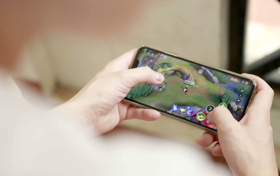 Một thanh niên chơi game trong thời giian cách ly tại Trung đoàn 834. (Ảnh: Hoàng Hùng/TTXVN)