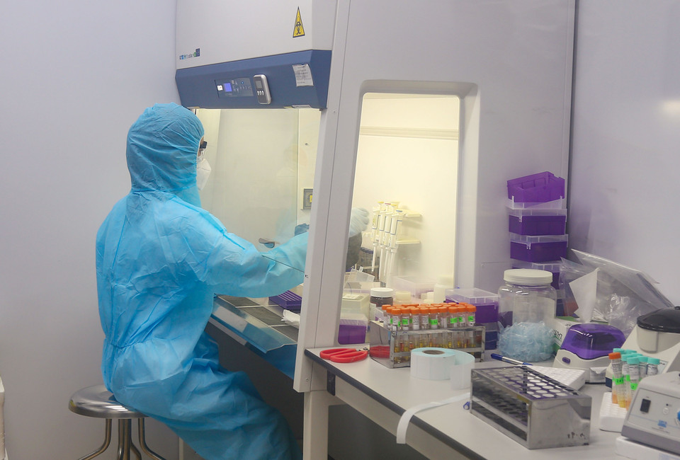 Xét nghiệm COVID-19 tại Bệnh viện Quân y 110. (Ảnh: Hoàng Nguyên-Bùi Hiệp/Vietnam+)