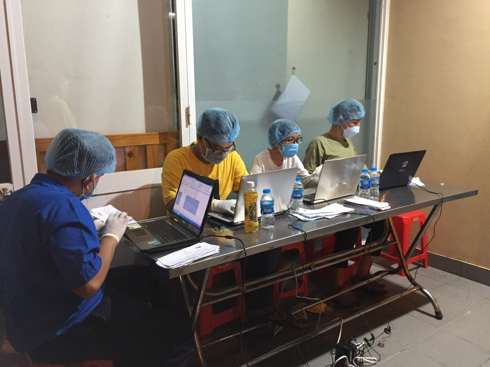 Lập dữ liệu truy vết ca nhiễm COVID-19 ngụ ở Chung cư Sen Xanh chưa rõ nguồn lây. (Ảnh: Hứa Chung/TTXVN)