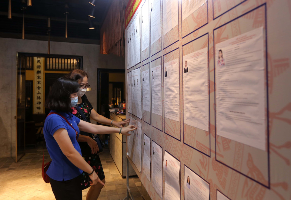 Cử tri tổ dân phố số 4, phường Hàng Đào tìm hiểu thông tin ứng cử viên chuẩn bị cho ngày bầu cử. (Ảnh: Hoàng Hiếu/TTXVN)