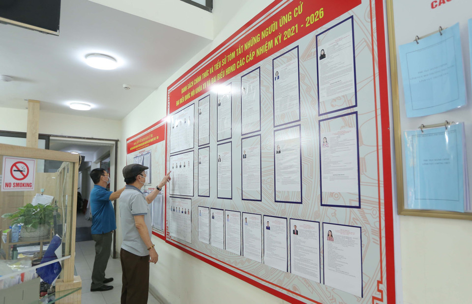 Cử tri phường Đồng Xuân (quận Hoàn Kiếm) tìm hiểu thông tin về các ứng cử viên. (Ảnh: Hoàng Hiếu/TTXVN)