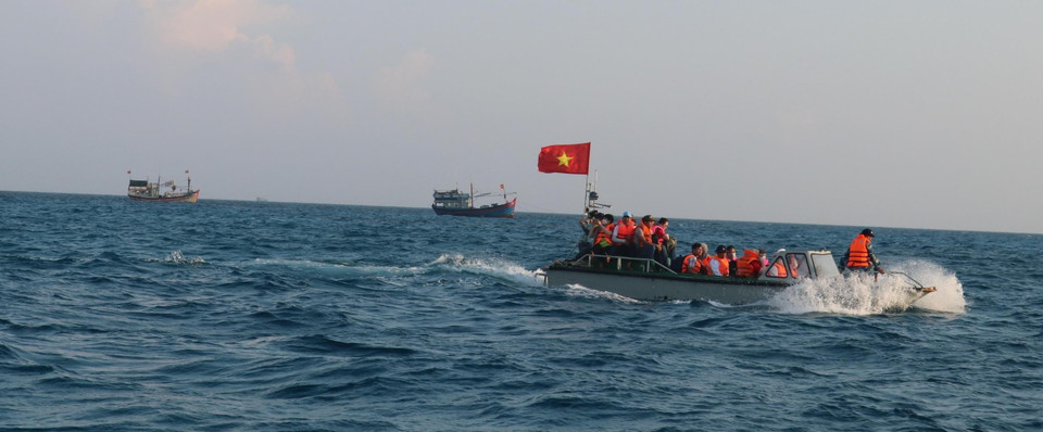 Xuồng máy của tàu Trường Sa 571 đi qua vùng biển nơi có nhiều tàu thuyền của ngư dân Việt Nam đánh bắt hải sản gần khu vực đảo Đá Tây A. (Ảnh: Sỹ Tuyên/TTXVN)