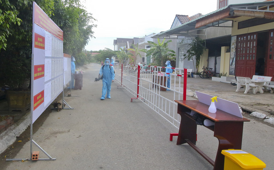 Phun hóa chất khử khuẩn khu vực bỏ phiếu tại vùng cách ly y tế trong khu dân cư (khu vực phong tỏa) sau khi hoàn tất công tác bầu cử. (Ảnh: Duy Khương/TTXVN)