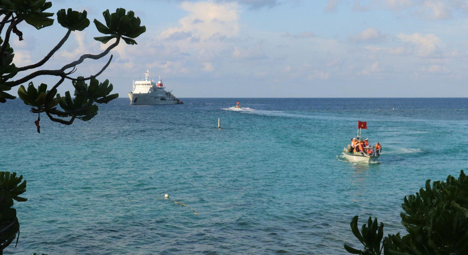 Tàu Trường Sa 571 neo đậu gần đảo Sơn Ca - quần đảo Trường Sa (huyện Trường Sa, tỉnh Khánh Hòa) để đưa đoàn cán bộ, chiến sỹ từ đất liền ra thăm đảo. (Ảnh: Sỹ Tuyên/TTXVN)