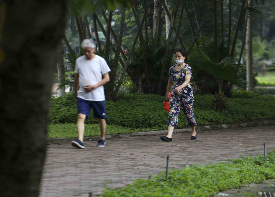 Vài người vẫn chủ quan không đeo khẩu trang. (Ảnh: Tuấn Đức/TTXVN)