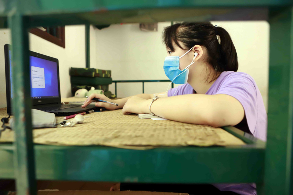 Học sinh chăm chỉ học bài tại khu cách ly Trung đoàn 834 Vĩnh Phúc. (Ảnh: Hoàng Hùng/TTXVN)