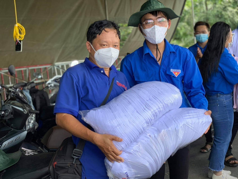 Hình ảnh chiến sỹ áo xanh tại các chốt kiểm soát phòng, chống dịch thành phố Cần Thơ. (Ảnh: Ánh Tuyết/TTXVN)