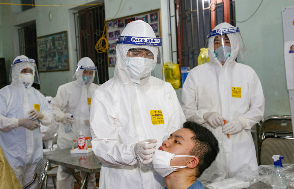 Lực lượng y, bác sỹ Bệnh viện Quân y 110 tiến hành lấy mẫu xét nghiệm COVID-19 đối với nhân dân xã Mão Điền, huyện Thuận Thành, tỉnh Bắc Ninh. (Ảnh: Hoàng Nguyên-Bùi Hiệp/Vietnam+)