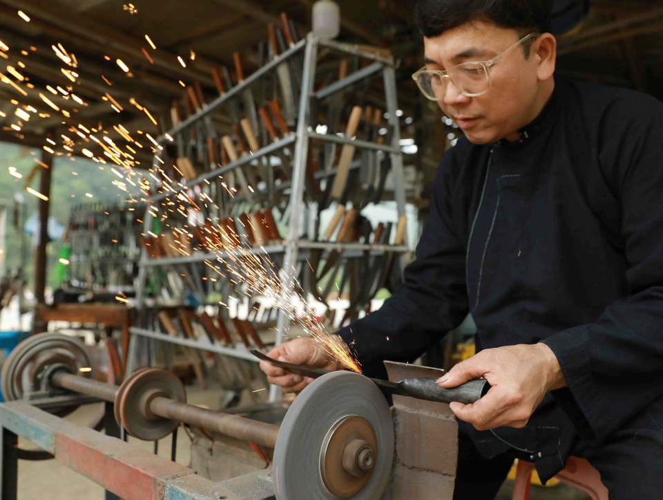 Hiện nay một số công đoạn của nghề rèn đã được làm bằng máy. (Ảnh: Vũ Sinh/TTXVN)