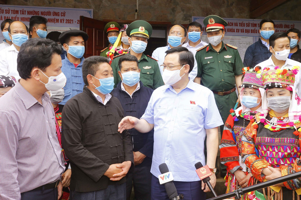 Chủ tịch Quốc hội Vương Đình Huệ với cử tri Khu vực bỏ phiếu số 4 gồm các thôn: Lô Lô Chải, Séo Lủng, xã Lũng Cú, huyện Đồng Văn, tỉnh Hà Giang. (Ảnh: Doãn Tấn/TTXVN)