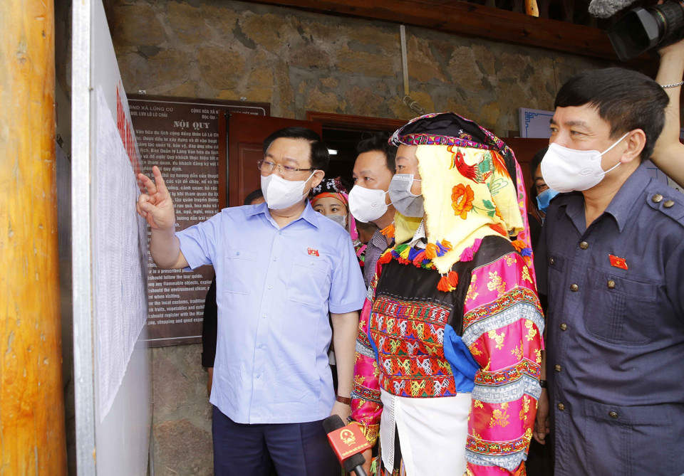 Chủ tịch Quốc hội Vương Đình Huệ và Đoàn giám sát, kiểm tra công tác bầu cử tại Khu vực bỏ phiếu số 4 gồm các thôn: Lô Lô Chải, Séo Lủng, xã Lũng Cú, huyện Đồng Văn, tỉnh Hà Giang. (Ảnh: Doãn Tấn/TTXVN)