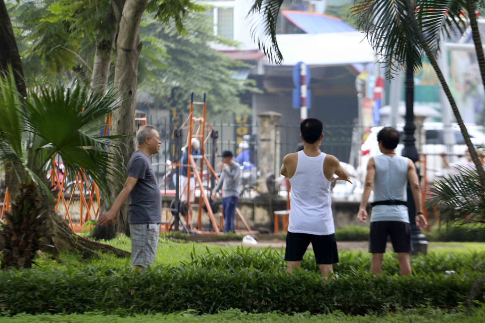 Vài người vẫn chủ quan không đeo khẩu trang. (Ảnh: Tuấn Đức/TTXVN)