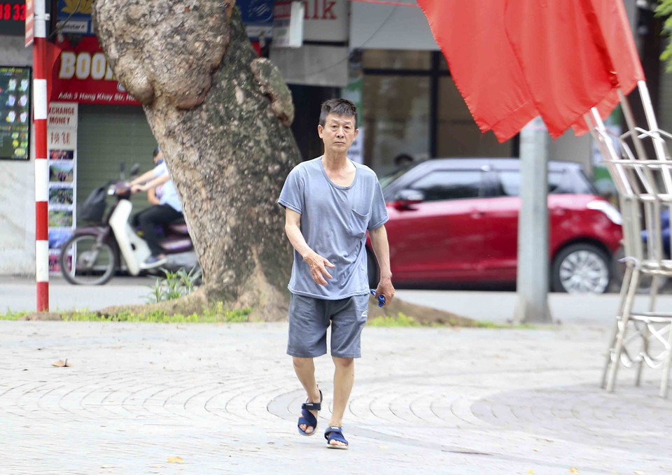 Vài người vẫn chủ quan không đeo khẩu trang. (Ảnh: Tuấn Đức/TTXVN)