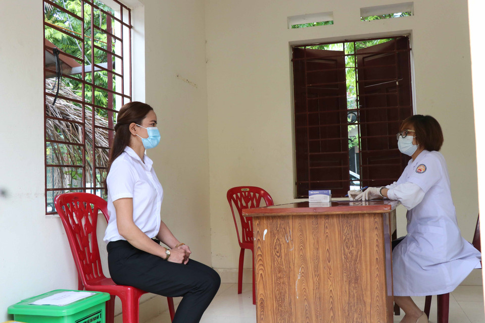 Diễn tập tình huống có cử tri sốt, ho vào phòng cách ly tạm thời. (Ảnh: Thái Hùng/TTXVN)