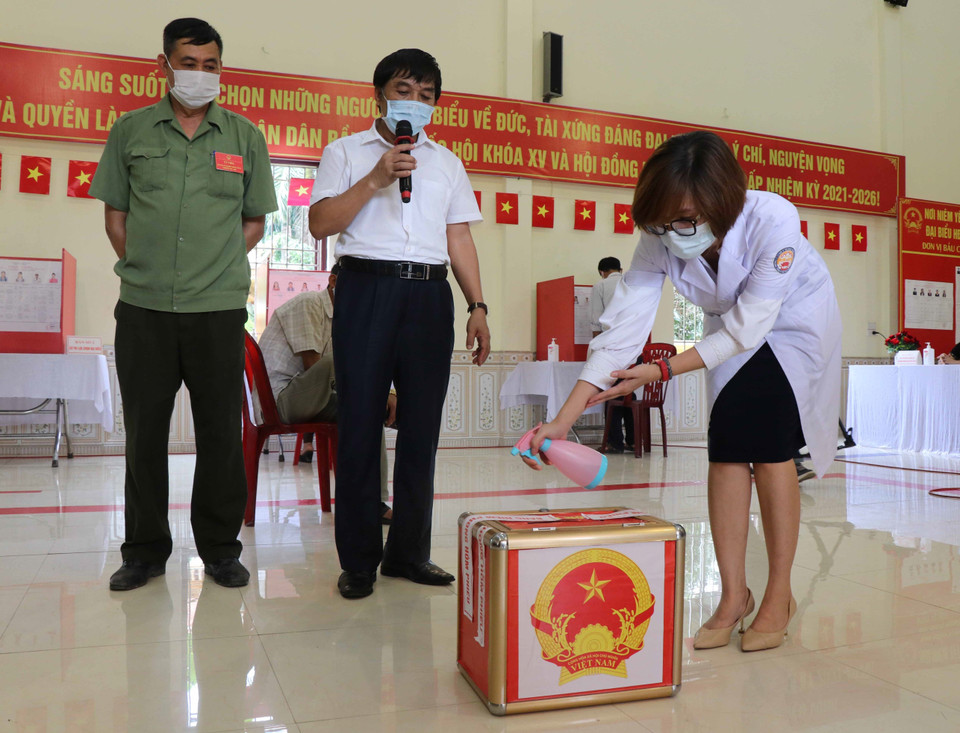 Khử khuẩn hòm phiếu phụ. (Ảnh: Thái Hùng/TTXVN)