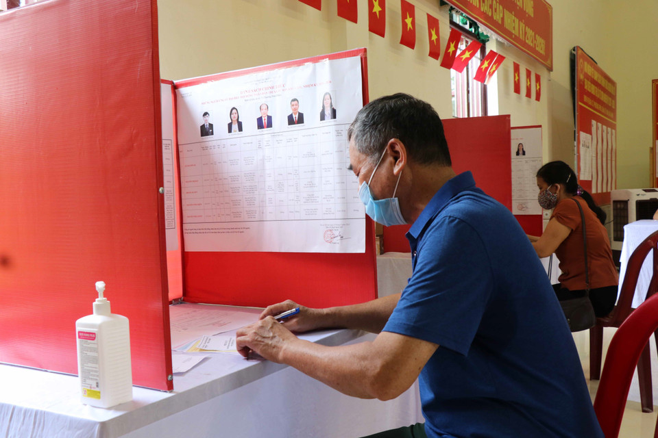 Khu vực lựa chọn người ứng cử có vách ngăn bảo đảm giãn cách. (Ảnh: Thái Hùng/TTXVN)