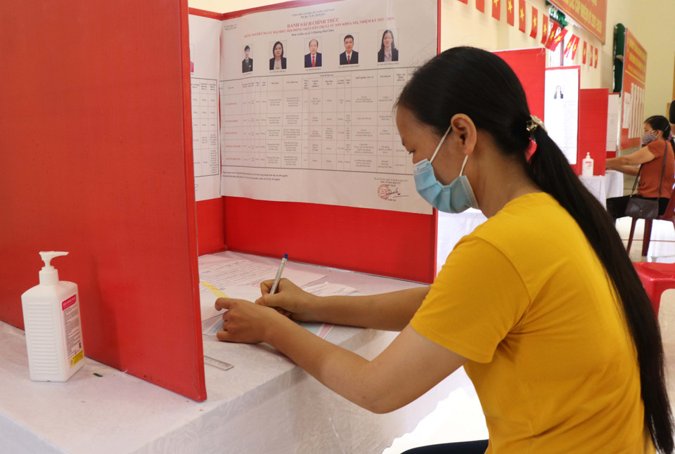 Khu vực lựa chọn người ứng cử có vách ngăn bảo đảm giãn cách. (Ảnh: Thái Hùng/TTXVN)