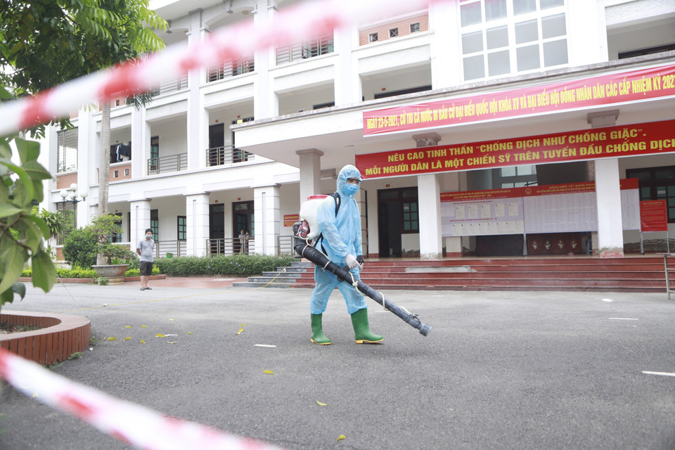 Công tác phun tiêu độc, khử trùng tại Trung đoàn 834 được thực hiện thường xuyên. (Ảnh: Hoàng Hùng/TTXVN)