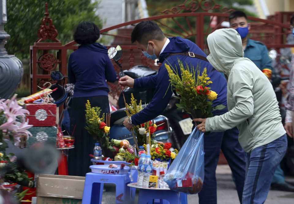 Người dân chuẩn bị đồ lễ tại khu vực Phủ Tây Hồ. (Ảnh: Tuấn Đức/TTXVN)