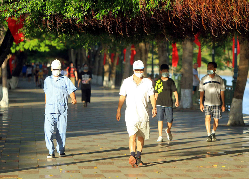 Người dân thành phố Hải Phòng phấn khởi đi bộ, tập thể dục sau nhiều ngày thực hiện biện pháp phòng, chống dịch COVID-19. (Ảnh: An Đăng/TTXVN)