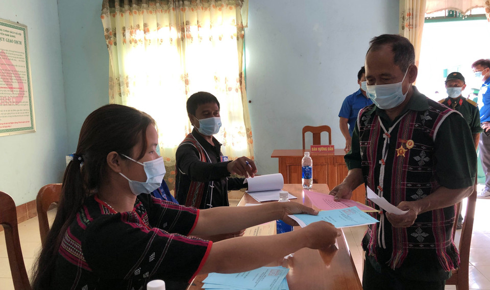 Cử tri xã biên giới La Êê đi bỏ phiếu bầu đại biểu Quốc hội và Hội đồng nhân dân các cấp nhiệm kỳ 2021-2026. (Ảnh: Trần Tĩnh/TTXVN)