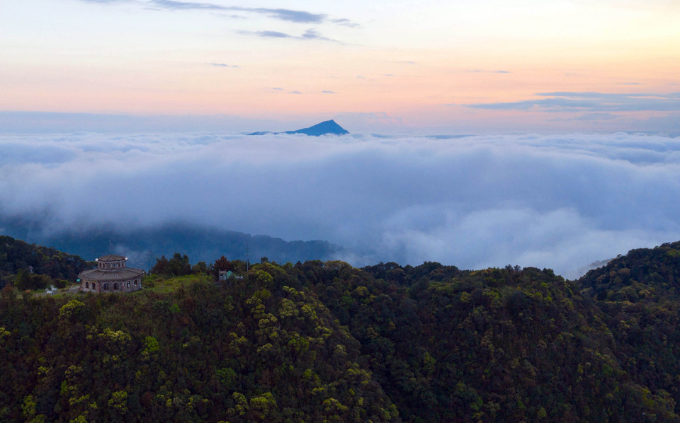 Khung cảnh hùng vĩ, hoang sơ của Vườn quốc gia Bạch Mã. (Ảnh: Đỗ Trưởng/TTXVN)