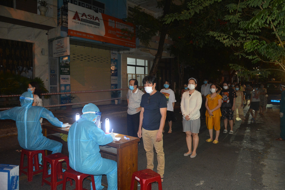 Người dân tuân thủ Thông điệp 5K của Bộ Y tế khi lấy mẫu xét nghiệm. (Ảnh: Văn Dũng/TTXVN)