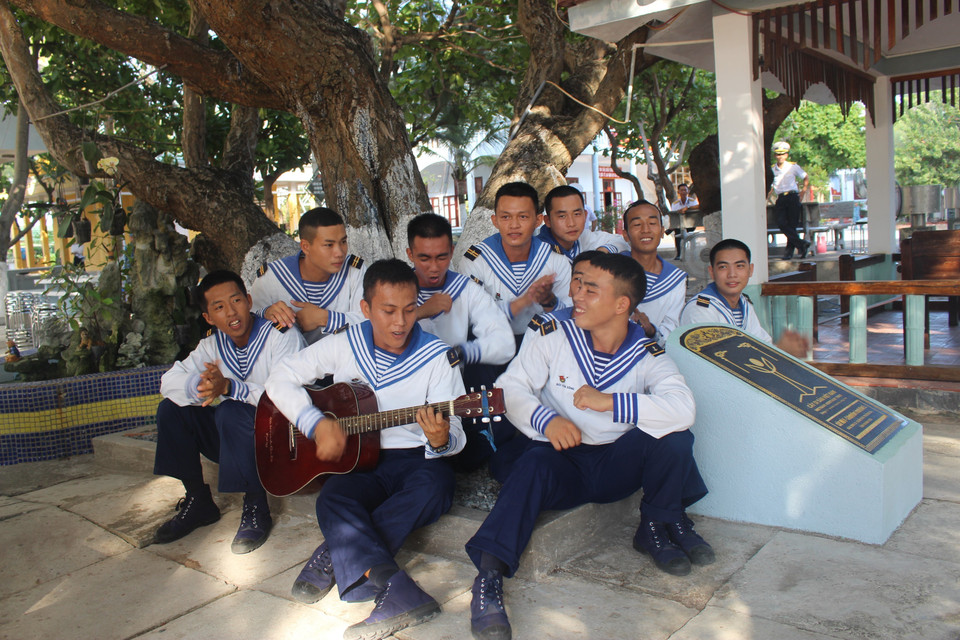 Các chiến sỹ của đảo Sơn Ca, quần đảo Trường Sa với những giây phút thư giãn bên cây guitar. (Ảnh: Phan Sáu-Sỹ Tuyên-Thắng Trung/TTXVN)